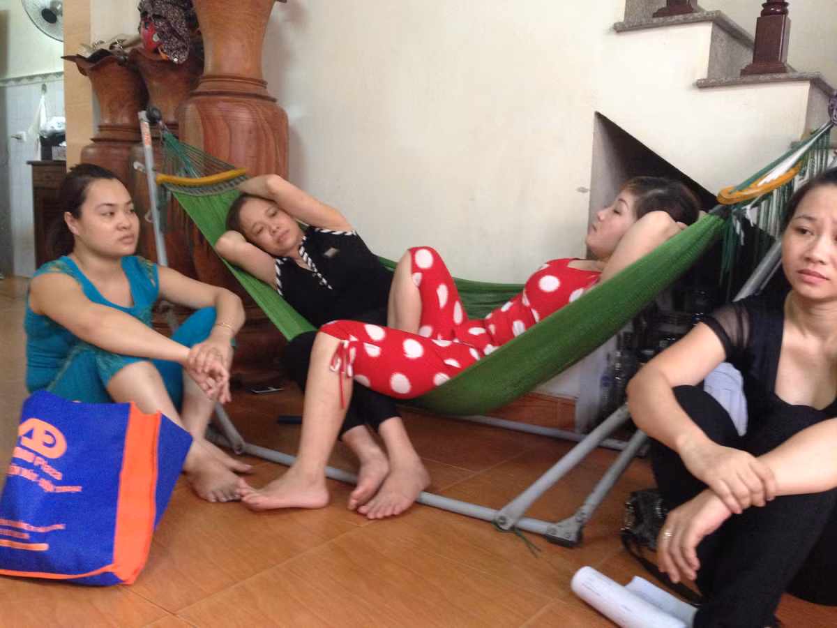 Các tiểu thương ủ rũ nghĩ cách xoay vòng vốn.