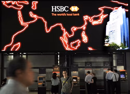 Tháng 8/2012, Thượng viện Mỹ đã buộc tội HSBC tiếp tay cho tội phạm ma túy Mexico và khủng bố Iran tràn vào Hoa Kỳ và truy cập được thanh khoản tiền Mỹ trong nhiều năm. HSBC bị buộc phải bồi thường cho Mỹ và Anh 1,9 tỉ USD.