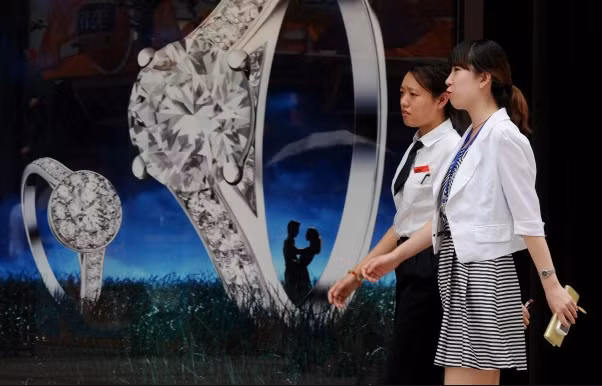 Trang sức cũng là món hàng mà đại gia thường để ý đến.