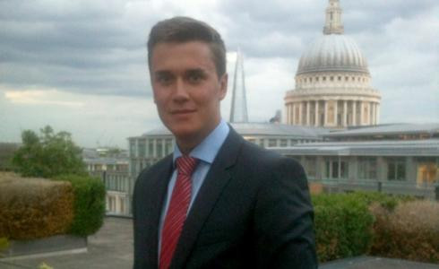 Năm 2012, một thực tập sinh đã tố cáo Bank of America ngược đãi người lao động khi bắt họ làm việc thêm giờ quá nhiều, thậm chí có khi họ phải làm việc liên tục 3 ngày 3 đêm không ngừng nghỉ.