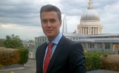 Năm 2012, một thực tập sinh đã tố cáo Bank of America ngược đãi người lao động khi bắt họ làm việc thêm giờ quá nhiều, thậm chí có khi họ phải làm việc liên tục 3 ngày 3 đêm không ngừng nghỉ.