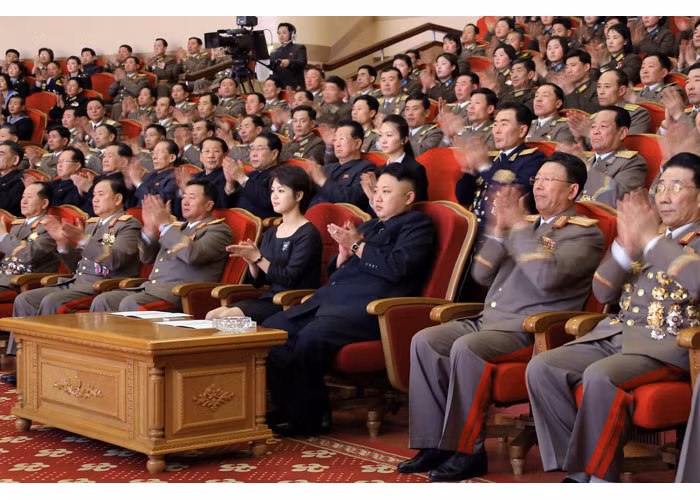 Lãnh đạo Triều Tiên Kim Jong-un và vợ Ri Sol-ju kỉ niệm sinh nhật cha ông.