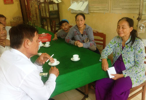 Bà Nga (bìa phải) đáu đớn trước thảm họa ập đến với gia đình mình.