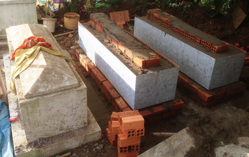 2 ngôi mộ của mẹ con chị Tâm nằm cạnh mộ chồng ở mảnh đất quê nhà.