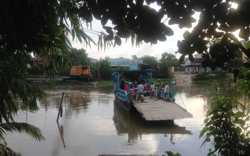 Bến đò Bà Mụ Nhị Mỹ, Cao Lãnh, tỉnh Đồng Tháp u buồn đón những nạn nhân gặp thảm nạn ở Sài Gòn về an nghỉ nơi đất mẹ.