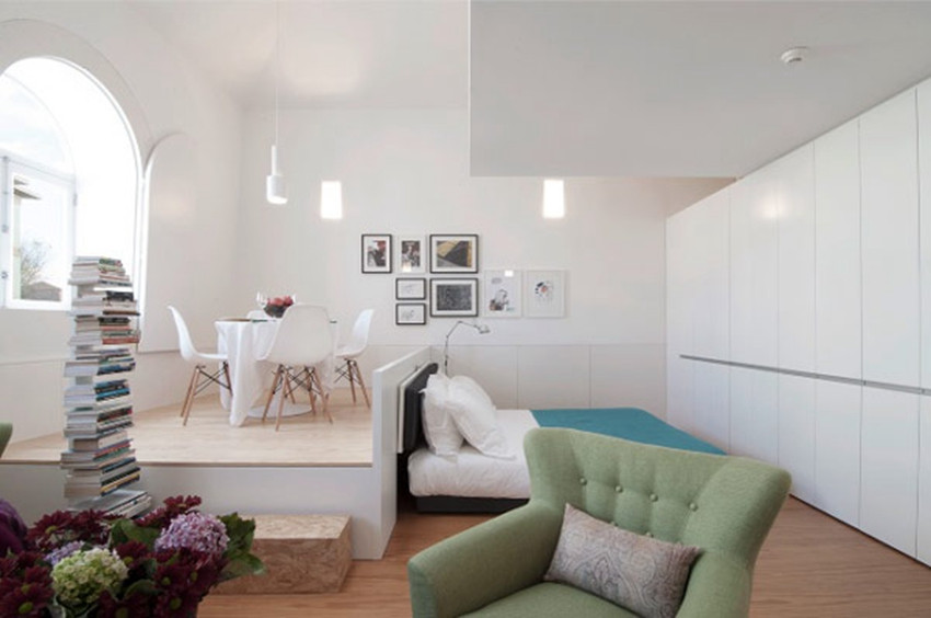 Với những căn nhà có diện tích nhỏ hẹp, việc để thừa một khoảng trống nhỏ cũng rất lãng phí. Ý tưởng này sẽ mang đến những gợi ý về cách thiết kế cũng như bài trí nội thất cho không gian mở. Khoảng trống nhỏ có thể được tận dụng để biến thành một phòng ngủ mở thoải mái mà lại không tốn chi phí xây dựng.