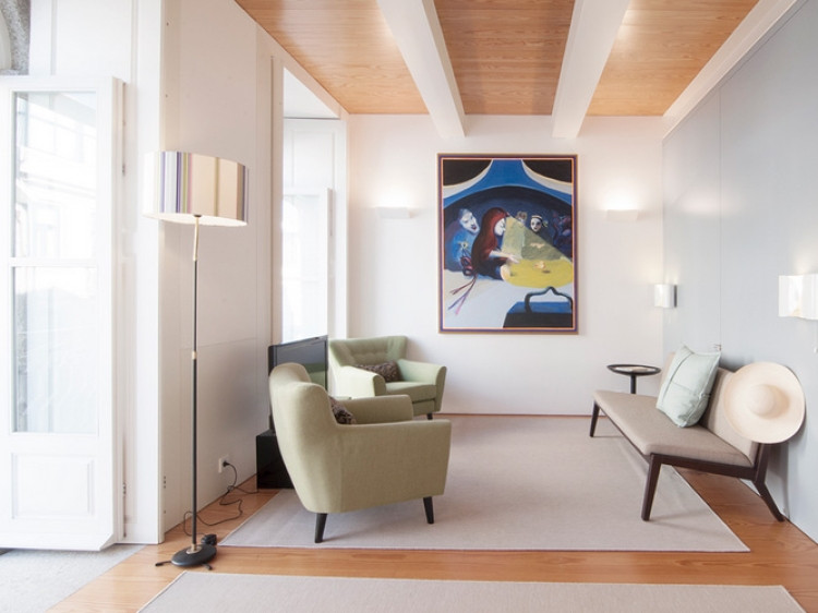 Nhờ con mắt thẩm mỹ tuyệt vời, các nhà thiết kế đã giúp chủ nhân ngôi nhà tạo nên một không gian phòng ngủ mở tuyệt đẹp. Chiếc giường với cặp đôi màu sắc hoàn hảo: trắng – tím khiến cho không gian vốn đơn điệu này trở nên tươi trẻ, tràn đầy sức sống. Thêm vào đó, khu vực phòng khách được khéo léo đẩy sang bên cạnh, không hề bị phô mà còn rất hợp lý và khoa học.