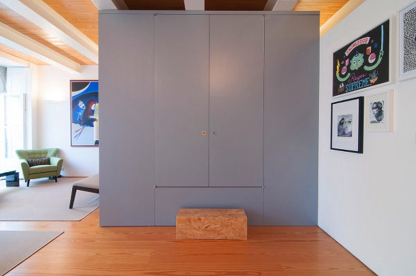 Thêm một điểm cộng cho thiết kế này đó là có thể dễ dàng lắp đặt hoặc tháo dỡ. Hơn nữa, cách thiết kế này có thể đáp ứng mọi khoảng không gian trống, dù rộng hay hẹp. Ngoài ra, chủ nhân ngôi nhà cũng đã rất thông minh và khéo léo khi chọn màu ga trải giường là màu cam sống động. Sắc cam làm không gian có phần thiếu ánh sáng của phòng ngủ như rực sáng, rạng rỡ hơn hẳn.