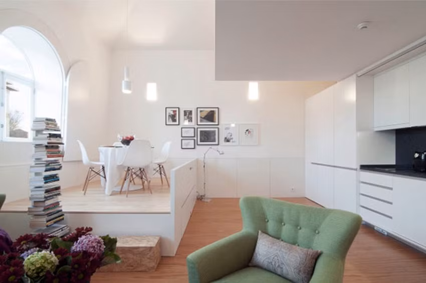 Chỉ với một thay đổi nhỏ đó là thêm chiếc giường vào khoảng trống đã khiến không gian hoàn toàn đổi khác và lại không mất nhiều chi phí. Không chỉ có một chốn nghỉ ngơi, thư giãn lý tưởng mà chiếc giường còn rất hài hòa với tổng thể không gian xung quanh, tạo nên một không gian ấn tượng, tinh tế và hiện đại.