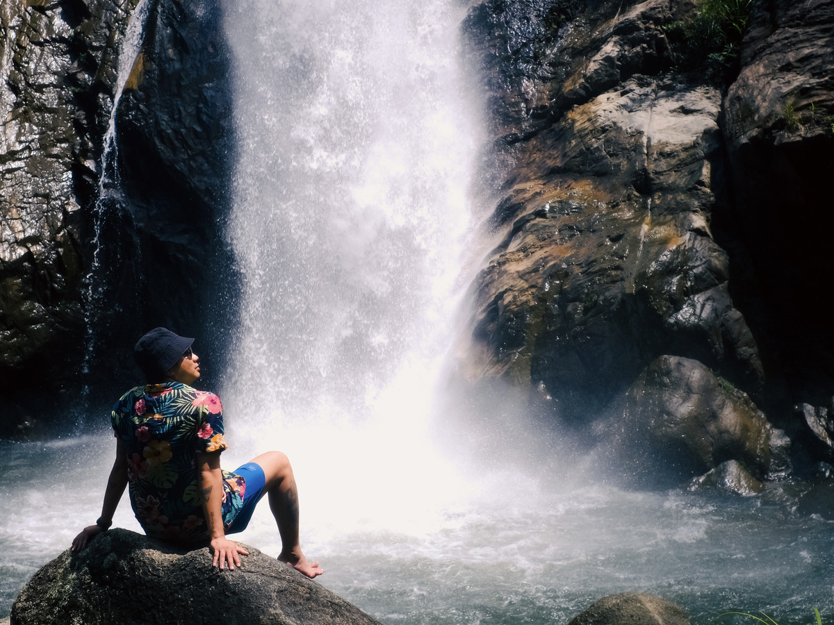 Không phải địa điểm được đầu tư du lịch, dịch vụ, thế nhưng thác Tà Gụ là địa điểm lý tưởng để “đưa nhau đi trốn” khỏi những ồn ào phố thị, và để cho tâm trí được tan vào những khoảng lặng trong veo mát lành.