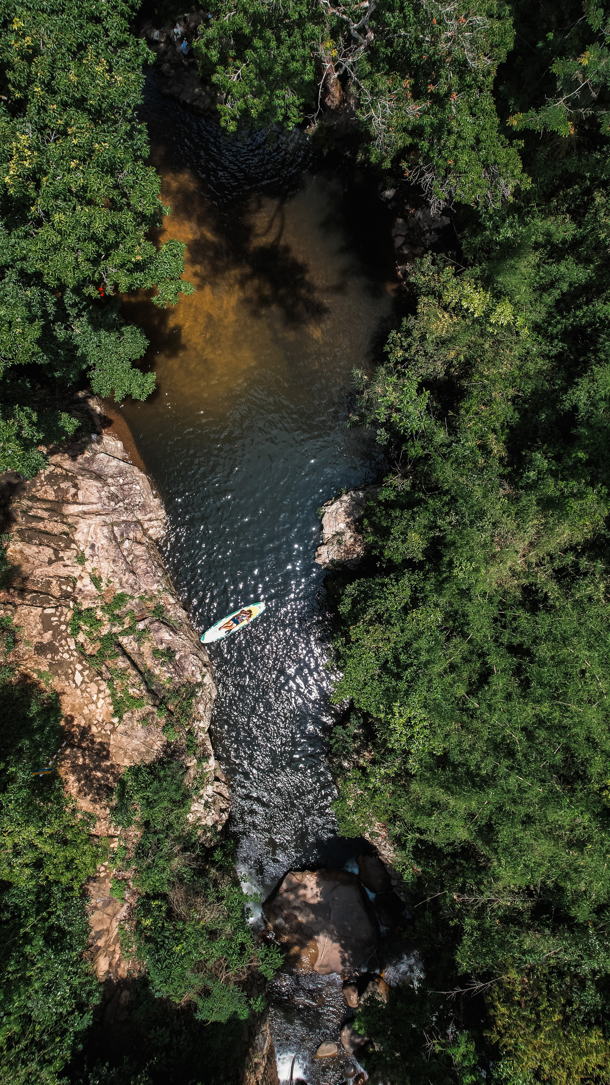 Sau chặng đường mòn men qua những bậc đá ẩm ướt, chân thác Tà Gụ hiện lên sẽ khiến bất kì ai cũng cảm thấy choáng ngợp. Giữa đại ngàn hoang sơ, từ khối đá chông chênh, nước đổ ra ầm ầm ở độ cao hơn 40m, tung bọt trắng xóa xuống hồ phía dưới. Dải lụa trắng được dệt bởi thiên nhiên ấy mang đến cảm giác mát lành sảng khoái cho những du khách đã ngấm mệt.