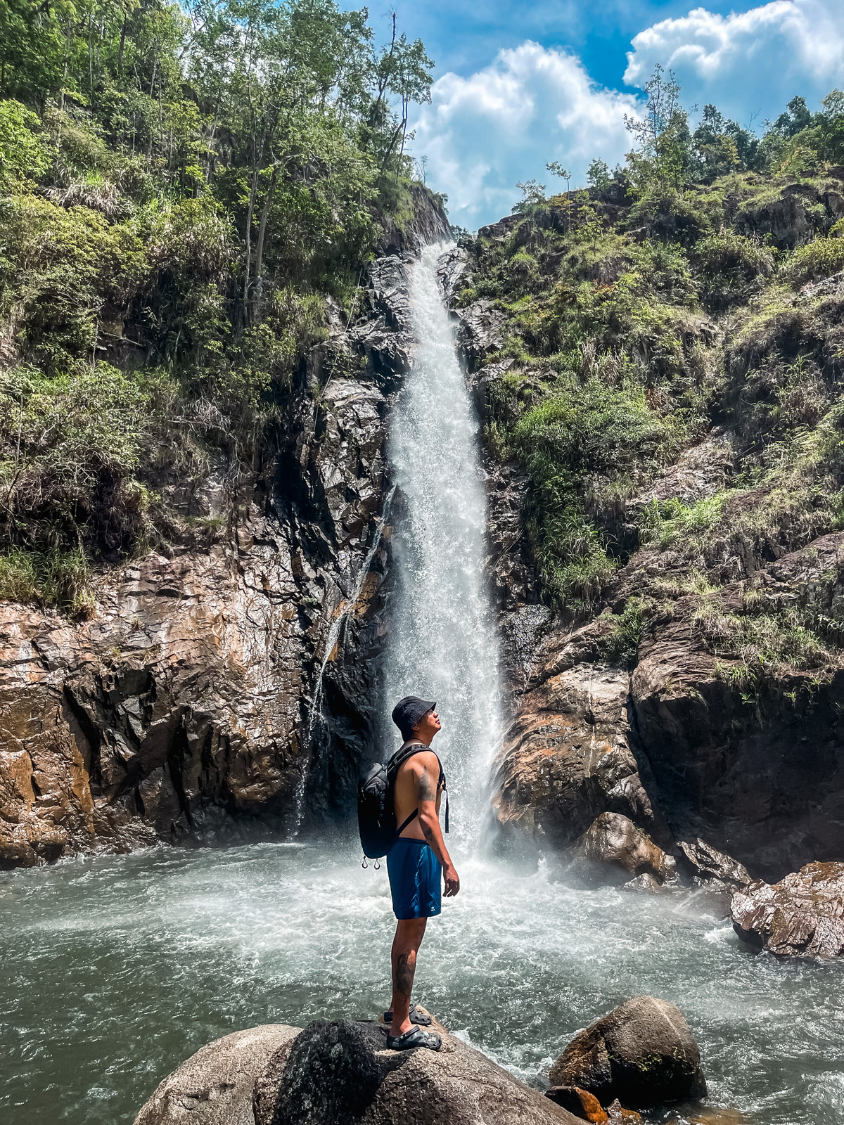 Bù lại du khách sẽ được đắm mình trong không gian rừng nguyên sinh xanh thẳm, những tia nắng mặt trời chiếu xuyên từng lớp lá và gió thổi lao xao trên đầu, báo hiệu cho một không gian hoàn toàn tách biệt với những náo nhiệt đời thường.