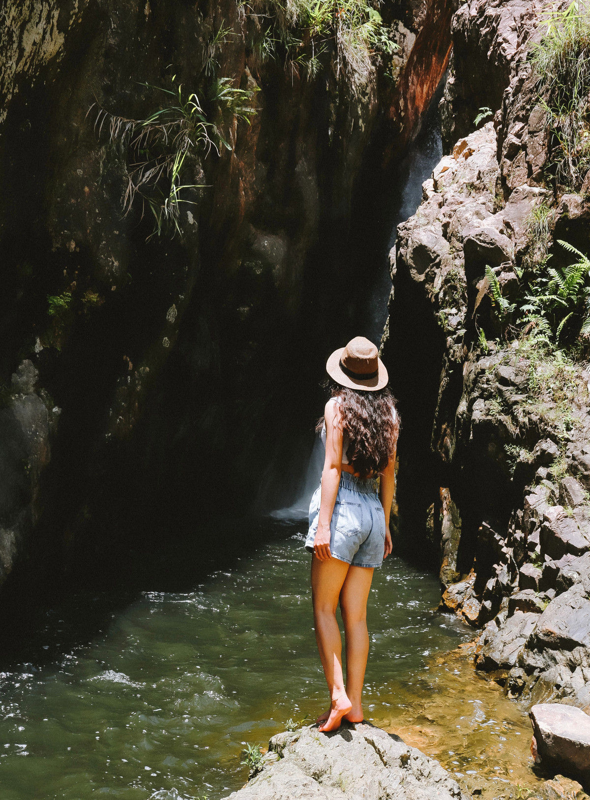 Khu vực hạ lưu con thác cũng là địa điểm rất thích hợp để “chill”, du khách có thể sử dụng dịch vụ chèo SUP trên mặt hồ yên ả, thưởng thức những bữa ăn đậm vị núi rừng và ẩm thực địa phương giữa làn nước mát hay tìm hiểu về cuộc sống của đồng bào người Raglai bản địa.