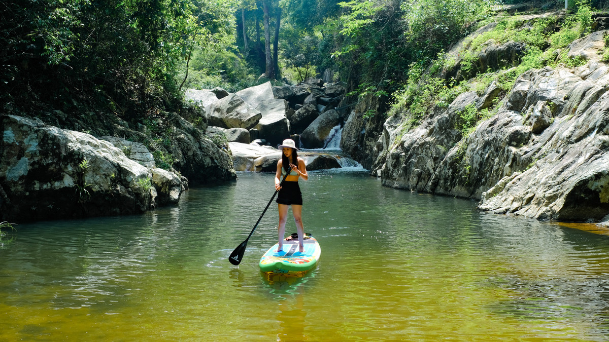 Đối ngược với dòng thác mạnh mẽ phía trên, lòng hồ bên dưới rộng gần 200m lại vô cùng hiền hòa. Làn nước mát lạnh trong vắt sẽ xua tan đi mọi nắng nóng mùa hè.