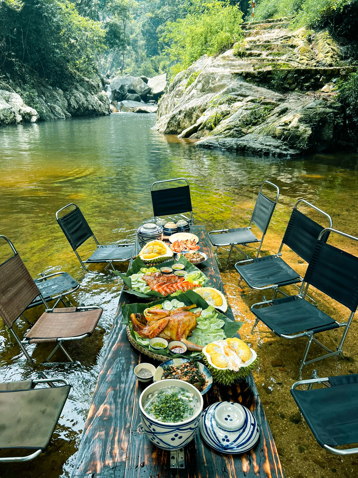 Giữa không gian đó, chỉ có bạn tĩnh lặng cùng với tiếng nước chảy, tiếng gió và tiếng chim rừng vang vọng.