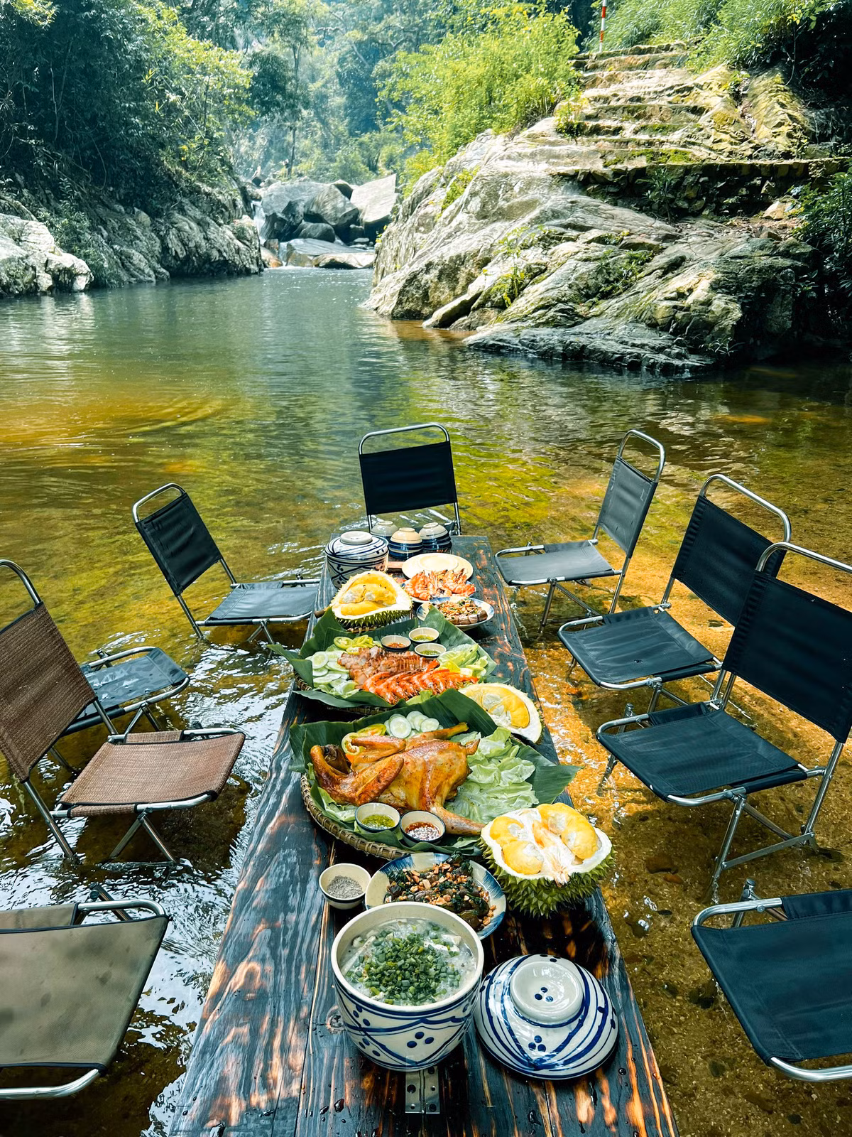 Giữa không gian đó, chỉ có bạn tĩnh lặng cùng với tiếng nước chảy, tiếng gió và tiếng chim rừng vang vọng.