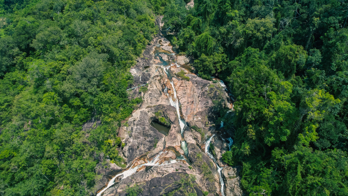 Thác Tà Gụ bắt nguồn từ đỉnh Hòn Bà, nơi có độ cao 1300m so với mực nước biển. Hòn Bà nằm ở vị trí khá cao ở Khánh Hòa nên nơi đây thường xảy ra mưa. Cũng nhờ thế mà nước ở thác Tà Gụ hầu như chưa bao giờ cạn và chảy quanh năm.