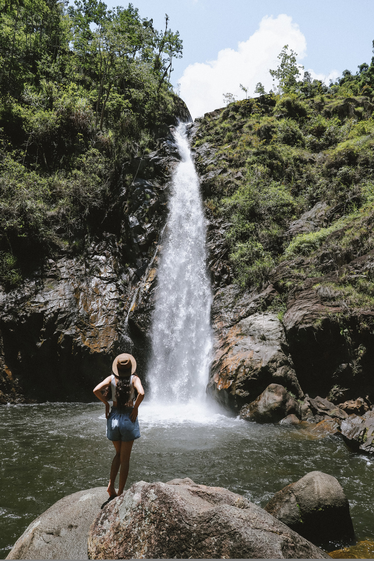 Do dáng thác nhìn từ xa giống như một chiếc ngà voi trắng xoá nổi bật trên màu nâu của đá, màu xanh của núi rừng nên thác Tà Gụ lúc trước được gọi là thác Ngà Voi. Sau này, do dòng chảy của thác hòa vào dòng suối Tà Gụ nên gọi là thác Tà Gụ.