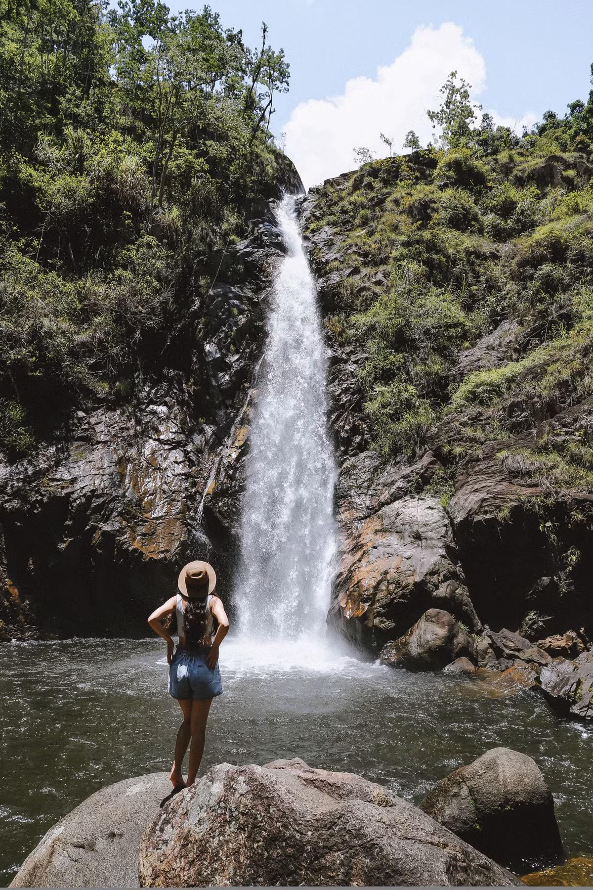 Do dáng thác nhìn từ xa giống như một chiếc ngà voi trắng xoá nổi bật trên màu nâu của đá, màu xanh của núi rừng nên thác Tà Gụ lúc trước được gọi là thác Ngà Voi. Sau này, do dòng chảy của thác hòa vào dòng suối Tà Gụ nên gọi là thác Tà Gụ.