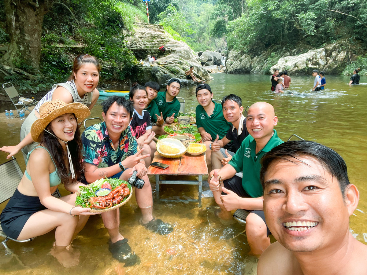 Anh Vinh Gấu - Travel blogger vừa có chuyến khám phá Tà Gù chia sẻ: “Dù thời gian ở thác Tà Gụ này không nhiều, nhưng cho mình thấy một góc khác của Khánh Hoà, nơi mà các giác quan như được đánh thức. Tai được nghe âm thanh của dòng nước cao 40m đổ thẳng xuống, mắt được ngắm nhìn thiên nhiên hoang sơ và cánh rừng nguyên sinh xanh rì đẹp mắt, mũi được hưởng mùi của cỏ cây hoa lá và không khí trong lành, miệng được nếm những vị ngon từ các món ăn, các loại trái cây, toàn cơ thể được chạm vào làn nước mát lạnh của con thác. Bao nhiêu tinh tuý của núi rừng Khánh Sơn đều ở đây cả đó!”.