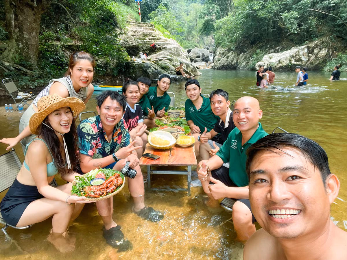 Anh Vinh Gấu - Travel blogger vừa có chuyến khám phá Tà Gù chia sẻ: “Dù thời gian ở thác Tà Gụ này không nhiều, nhưng cho mình thấy một góc khác của Khánh Hoà, nơi mà các giác quan như được đánh thức. Tai được nghe âm thanh của dòng nước cao 40m đổ thẳng xuống, mắt được ngắm nhìn thiên nhiên hoang sơ và cánh rừng nguyên sinh xanh rì đẹp mắt, mũi được hưởng mùi của cỏ cây hoa lá và không khí trong lành, miệng được nếm những vị ngon từ các món ăn, các loại trái cây, toàn cơ thể được chạm vào làn nước mát lạnh của con thác. Bao nhiêu tinh tuý của núi rừng Khánh Sơn đều ở đây cả đó!”.
