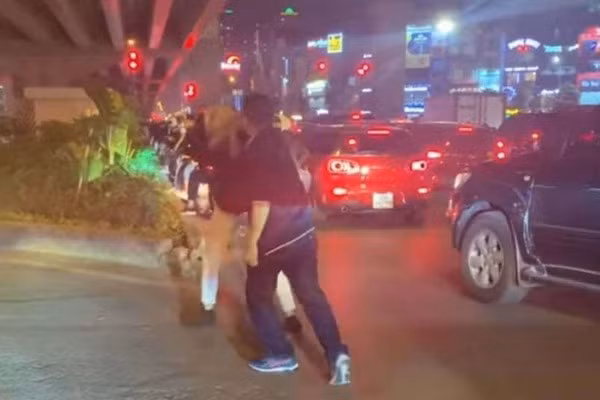 Khoi to tai xe danh nguoi vi bi nhac dung xe qua lau o Ha Noi-Hinh-2