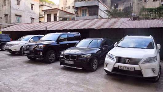 Trong số 7 chiếc này có 1 chiếc Lexus mang BKS 30A.196.61 đời 2013 có giá hơn 4 tỷ đồng của con gái Minh "Sâm".