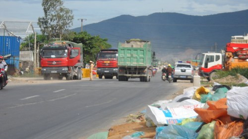 Xe quá tải hoành hành trên QL1A. Ảnh: Mai Xuân Hữu.