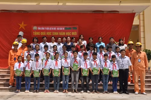 Ông Nguyễn Văn Bích – Chủ tịch Công đoàn EVN HANOI trao tặng 2000 quyển vở cho các em học sinh tại trường THCS xã Thượng Lâm, Mỹ Đức ngày 04/09/2014. Ảnh: Việt Cường