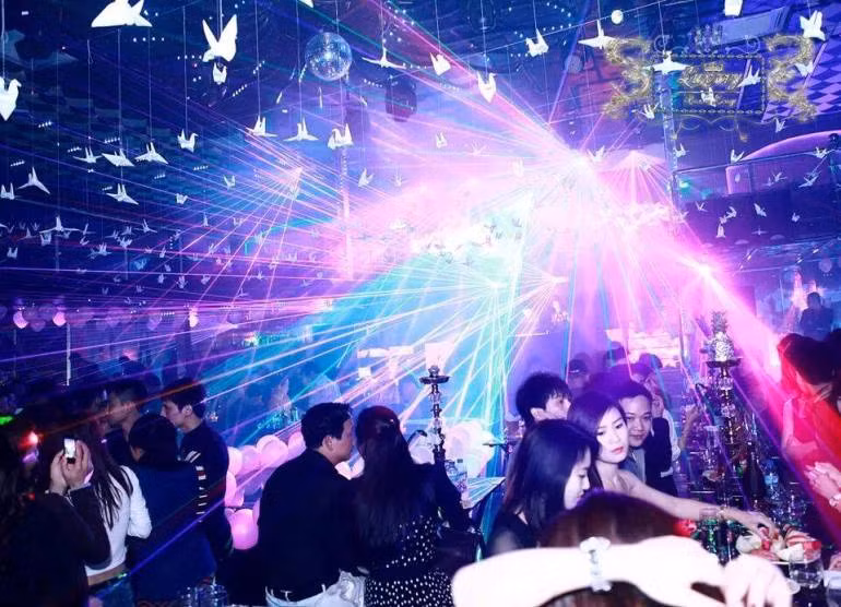 Luxury Club luôn thu hút đông đảo giới trẻ sành điệu của Thủ đô tới đây vui chơi, giải trí.