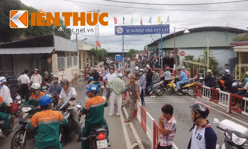 Người dân chịu chết không còn cách nào qua phà do cầu dẫn đầu Nhơn Trạch gặp sự cố. Ảnh chụp phía đầu Quận 2, TP HCM.