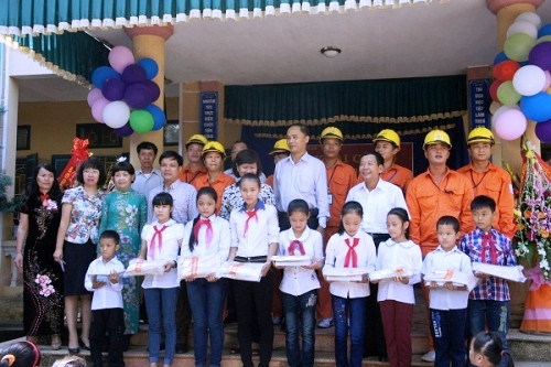 Ông Lương Thanh Huấn – Phó Vụ trưởng Vụ dân tộc Văn phòng Quốc hội và ông Nguyễn Văn Bích – Chủ tịch Công đoàn EVNHANOI cùng các nhà tài trợ trao vở và áo tới học sinh trường THCS Yên Sơn, Ba Vì. Ảnh: PV Thanh Ngọc - Báo Lao động.