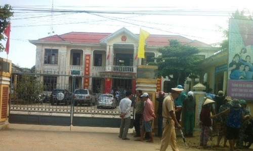 Công an đang khám nghiệm hiện trường vụ treo cổ tại ủy ban xã.