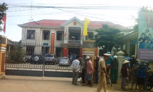 Công an đang khám nghiệm hiện trường vụ treo cổ tại ủy ban xã.