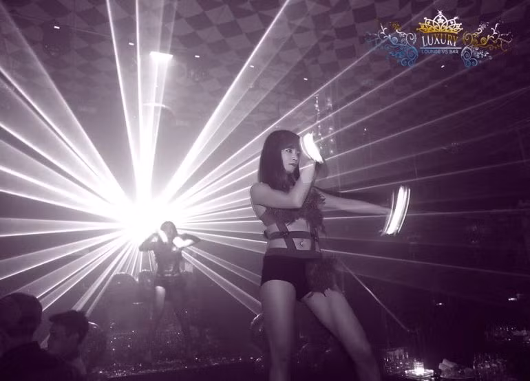 Màn vũ đạo bốc lửa của vũ công nữ.