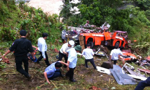 Hiện trường vụ xe khách rơi xuống vực làm 14 người chết.