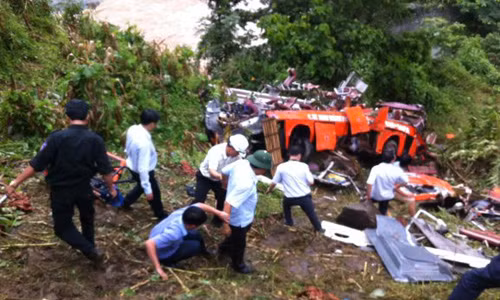 Hiện trường vụ xe khách rơi xuống vực làm 14 người chết.