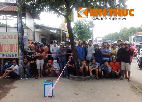 Người dân hiếu kỳ theo dõi vụ việc.