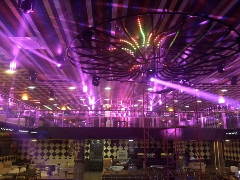 Không gian hoành tráng bên trong quán bar.