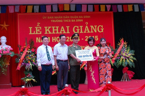 Ông Nguyễn Tiến Chính - Trưởng ban Bạn đọc Báo An ninh Thủ đô và Ông Vũ Văn Bách – Phó Chủ tịch Công đoàn EVN HANOI trao tặng 1000 quyển vở cho các em học sinh có hoàn cảnh khó khăn tại trường THCS Ba Đình ngày 05/09/2014. Ảnh: Huyền Linh.