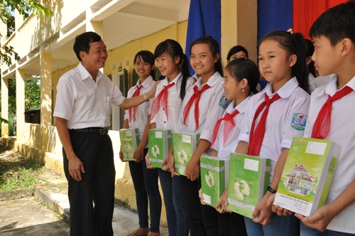 Ông Nguyễn Văn Bích – Chủ tịch Công đoàn EVN HANOI trao tặng 2000 quyển vở cho các em học sinh tại trường THCS xã Đồng Tâm, Mỹ Đức ngày 04/09/2014. Ảnh: Việt Cường.
