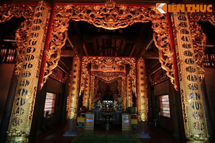 Không gian bên trong chính điện của chùa được bài trí tôn nghiêm. Các câu đối, hành phi, bao lam, cửa võng được chạm trổ tinh vi, sơn son thiếp vàng rực rỡ.