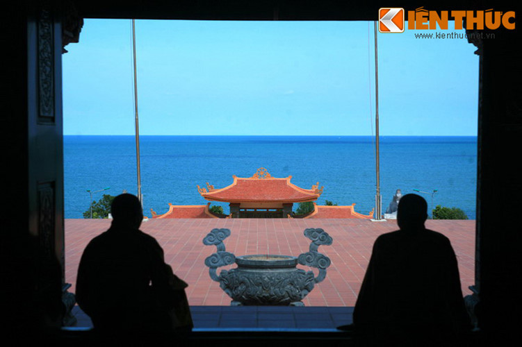 Từ chính điện của chùa Hộ Quốc có thể ngắm nhìn khoảng không gian bao la của biển trời Phú Quốc, đem lại cảm giác thư thái cho những người viếng chùa.