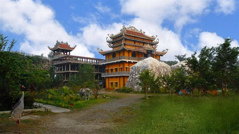  Việt Nam Phật Quốc Tự. Tại Bồ Đề Đạo Tràng ở Ấn Độ, nơi tương truyền hoàng tử Tất Đạt Đa ngồi thiền dưới gốc cây bồ đề và trở thành Đức Phật, từ năm 1987 nhà sư người Việt có pháp danh Huyền Diệu đã tiến hành xây dựng một ngôi chùa Việt Nam. Ảnh: Thư viện Hoa Sen.