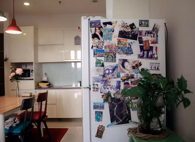 Có dịp đi du lịch nhiều nước trên thế giới, Lan Phương có sở thích sưu tầm các món đồ đặc trưng mỗi quốc gia. Trên chiếc tủ lạnh, cô gắn những kỷ niệm các nơi từng đặt chân đến.