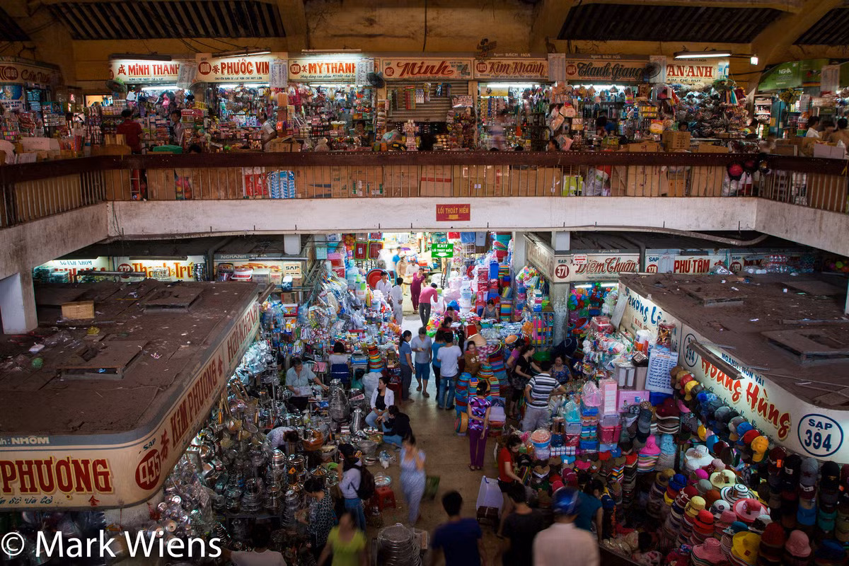  1. Chợ Bình Tây. Mark Wiens cho rằng dù không nổi tiếng bằng chợ Bến Thành - một trong những địa điểm hot nhất Sài Gòn - nhưng chợ Bình Tây có nhiều điều để khám phá hơn, giá cả cũng phải chăng hơn nhiều. Và đồ ăn ở đây thì không thể chê được. Ảnh: Mark Wiens/Theculturetrip.