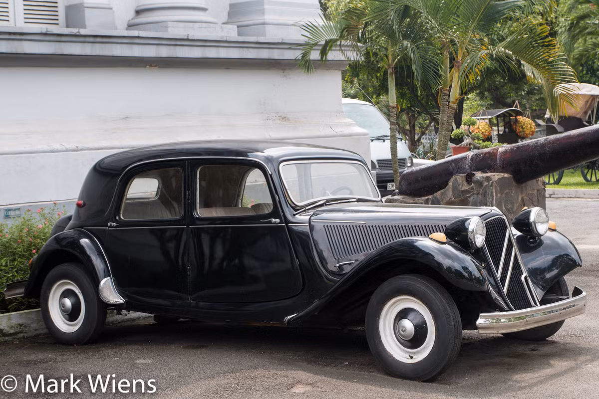  3. Bảo tàng TP HCM. Không chỉ lưu giữ nhiều hiện vật lịch sử thú vị, Bảo tàng TP HCM - tên cũ là Dinh Gia Long - còn là một công trình kiến trúc cổ rất tráng lệ. Ảnh: Mark Wiens/Theculturetrip.