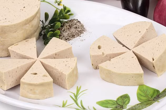 8. Mùi thơm lừng của giò chả như được nhân lên gấp bội trong ngày Tết, khi cộng hưởng với mùi ngai ngái nhè nhẹ, phảng phất nét thôn quê của lá rong gói bánh chưng. Ảnh: Máy xay giò chả.