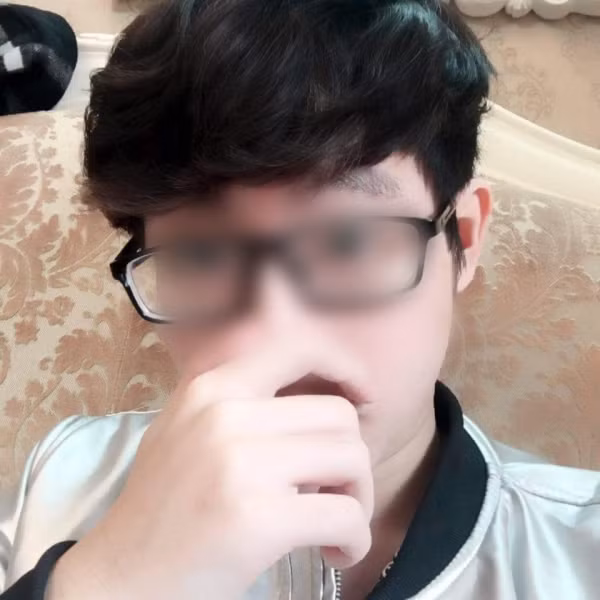 Thanh niên ”bóc phốt” bạn gái cắm sừng.