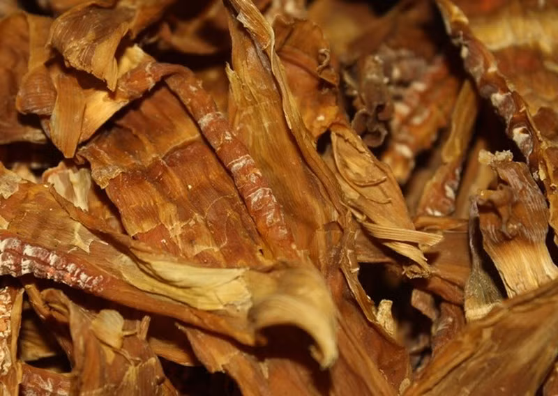 5. Cứ đến gần Tết, nhiều người bà, người mẹ lại ra chợ mua măng khô về ngâm trong chậu nước, măng tỏa ra mùi ngai ngái cả một góc nhà. Để rồi trong bữa cơm tất niên, cả gia đình sẽ có một nồi canh măng khô ninh sườn thơm phức. Ảnh: Infonet.